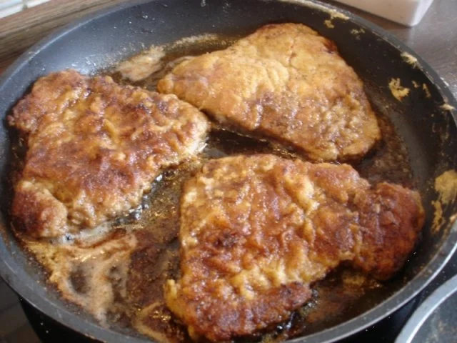 Paniertes Rindersteak mit Spargel, Kartoffelrollen und zerlassener Butter - Rezept - Bild Nr. 12