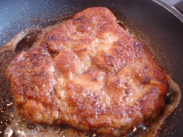 Paniertes Rindersteak mit Spargel, Kartoffelrollen und zerlassener Butter - Rezept - Bild Nr. 13