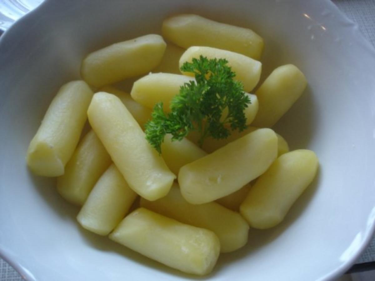 Paniertes Rindersteak mit Spargel, Kartoffelrollen und zerlassener Butter - Rezept - Bild Nr. 15