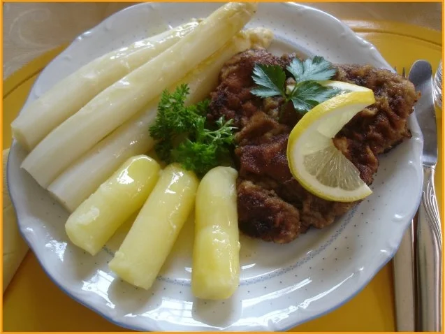 Paniertes Rindersteak mit Spargel, Kartoffelrollen und zerlassener Butter - Rezept