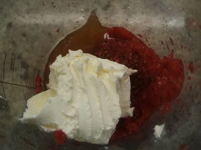 Frischkäse: Brotaufstrich aus Frischkäse mit Erdbeeren - Rezept - Bild Nr. 3