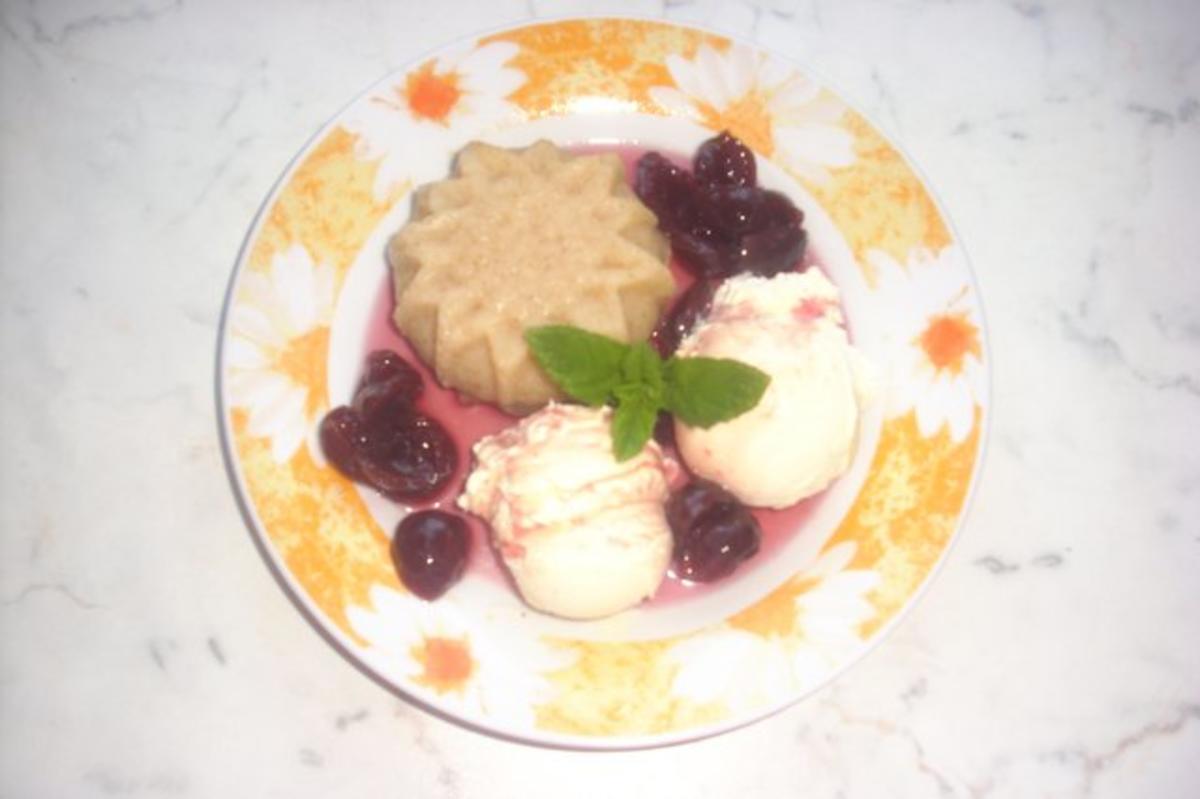 Gießpudding mit Eis und Amarenakirschen - Rezept