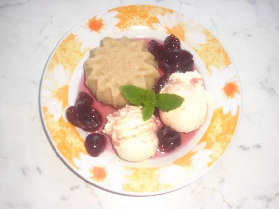 Gießpudding mit Eis und Amarenakirschen - Rezept