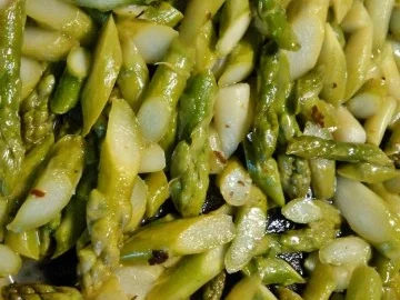 Grüner Spargel lauwarm mariniert auf Maultaschen im Salatbett - Rezept - Bild Nr. 3