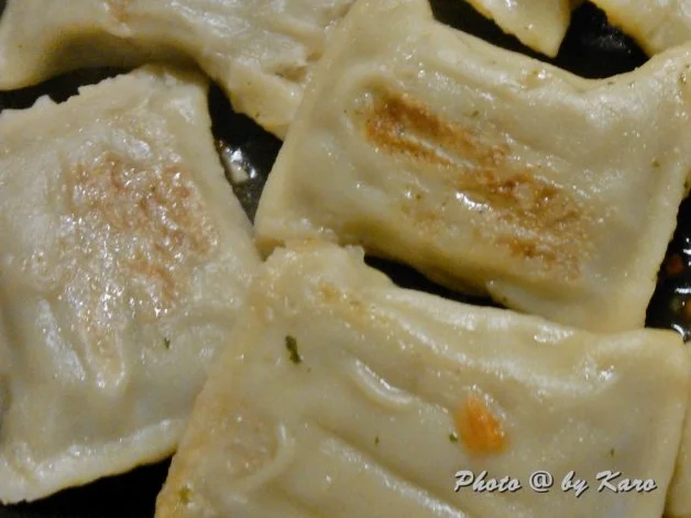 Grüner Spargel lauwarm mariniert auf Maultaschen im Salatbett - Rezept - Bild Nr. 4