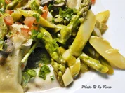 Grüner Spargel lauwarm mariniert auf Maultaschen im Salatbett - Rezept