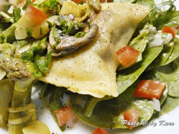 Grüner Spargel lauwarm mariniert auf Maultaschen im Salatbett - Rezept - Bild Nr. 2