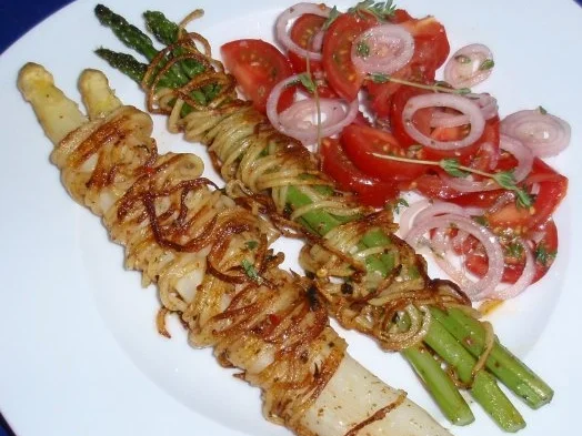 Spargel im Kartoffelmantel mit Tomatensalat - Rezept