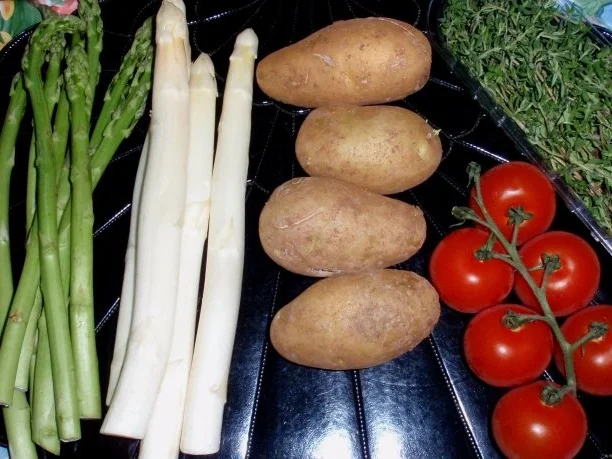 Spargel im Kartoffelmantel mit Tomatensalat - Rezept - Bild Nr. 2