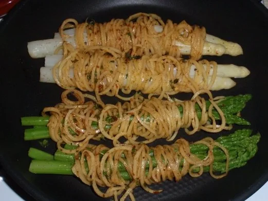 Spargel im Kartoffelmantel mit Tomatensalat - Rezept - Bild Nr. 8