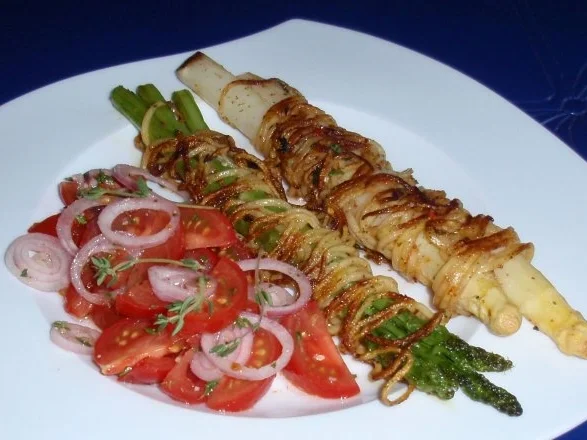 Spargel im Kartoffelmantel mit Tomatensalat - Rezept - Bild Nr. 10