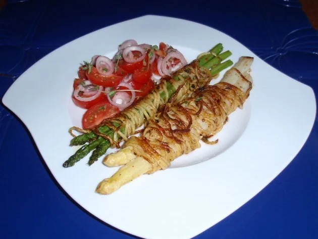 Spargel im Kartoffelmantel mit Tomatensalat - Rezept - Bild Nr. 11