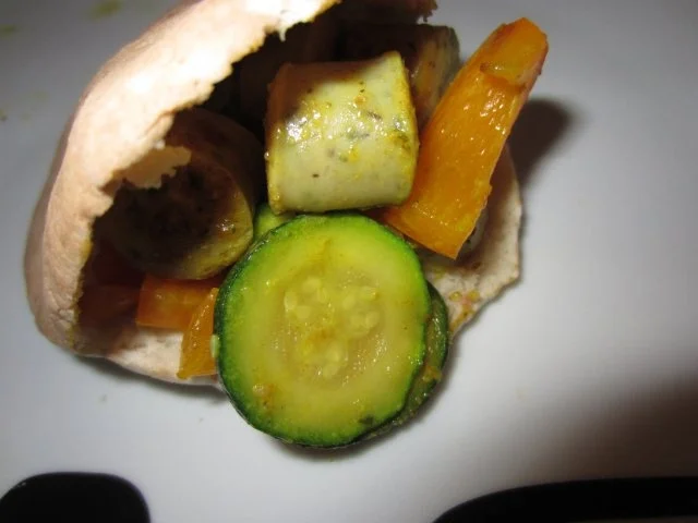 Pita mit Würstle-Paprika-Zucchini-Curry-Mix - Rezept