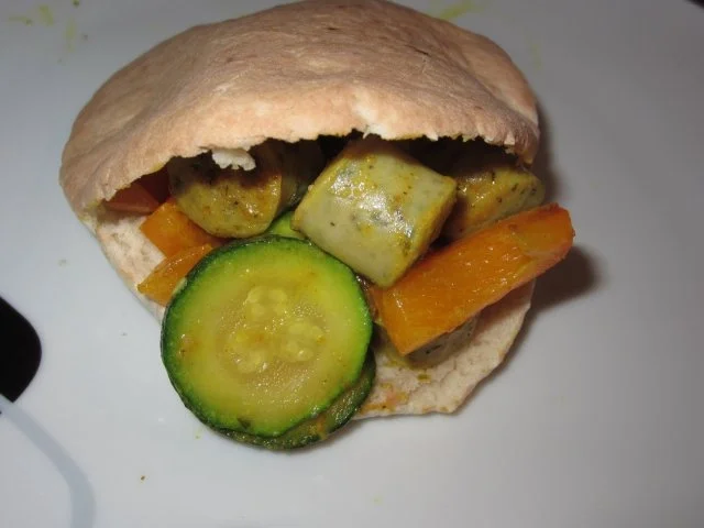 Pita mit Würstle-Paprika-Zucchini-Curry-Mix - Rezept - Bild Nr. 7