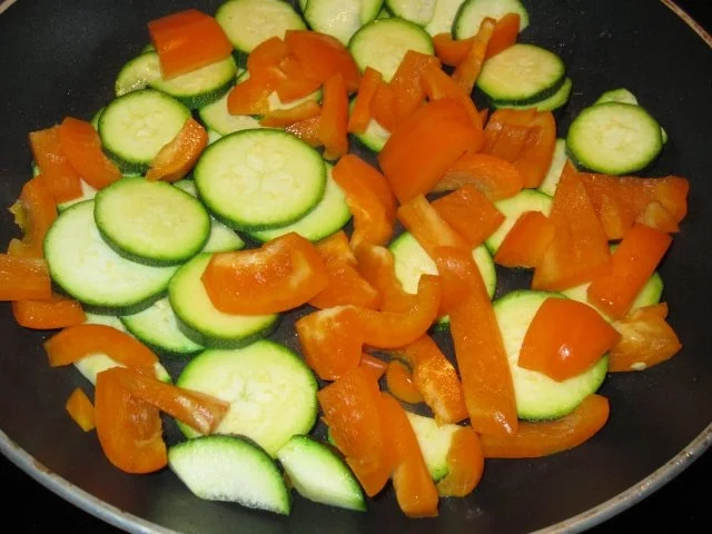 Pita mit Würstle-Paprika-Zucchini-Curry-Mix - Rezept - Bild Nr. 2