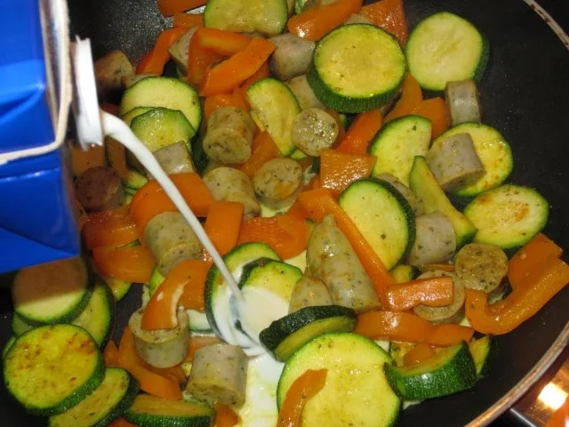 Pita mit Würstle-Paprika-Zucchini-Curry-Mix - Rezept - Bild Nr. 4