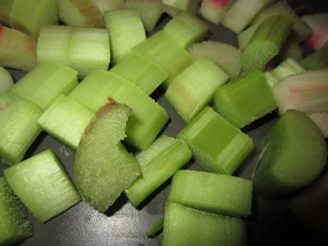 Rezept: Rhabarber-Bleckuchen mit Nüssen & Baiser Bild Nr. 4 Rhabarber-Bleckuchen mit Nüssen & Baiser - Rezept - Bild Nr. 4