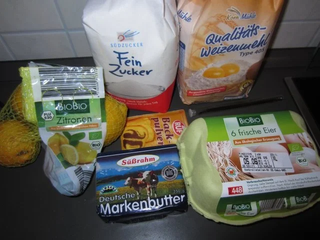 Rezept: Rhabarber-Bleckuchen mit Nüssen & Baiser Bild Nr. 2 Rhabarber-Bleckuchen mit Nüssen & Baiser - Rezept - Bild Nr. 2