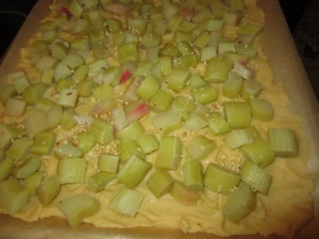 Rezept: Rhabarber-Bleckuchen mit Nüssen & Baiser Bild Nr. 10 Rhabarber-Bleckuchen mit Nüssen & Baiser - Rezept - Bild Nr. 10