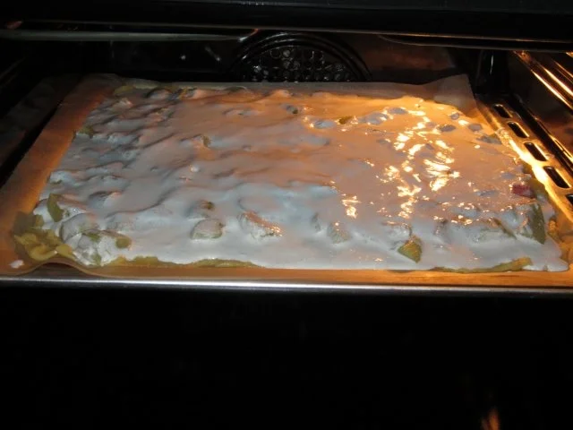 Rezept: Rhabarber-Bleckuchen mit Nüssen & Baiser Bild Nr. 11 Rhabarber-Bleckuchen mit Nüssen & Baiser - Rezept - Bild Nr. 11