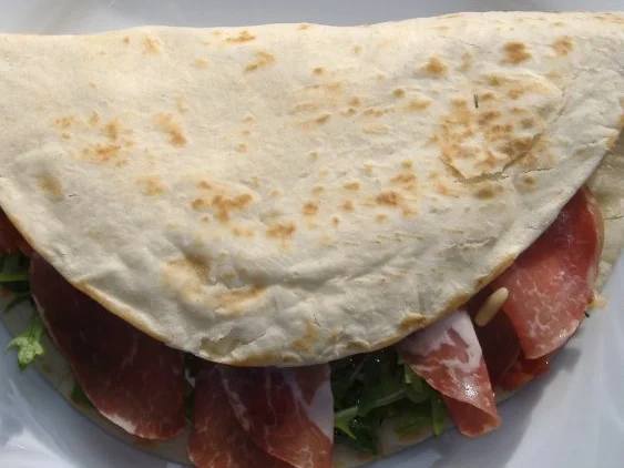 Rezept: Pitta mit grünem Spargel,Coppa,Ziegenkäse und Rucola Pitta mit grünem Spargel,Coppa,Ziegenkäse und Rucola - Rezept