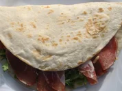 Pitta mit grünem Spargel,Coppa,Ziegenkäse und Rucola - Rezept
