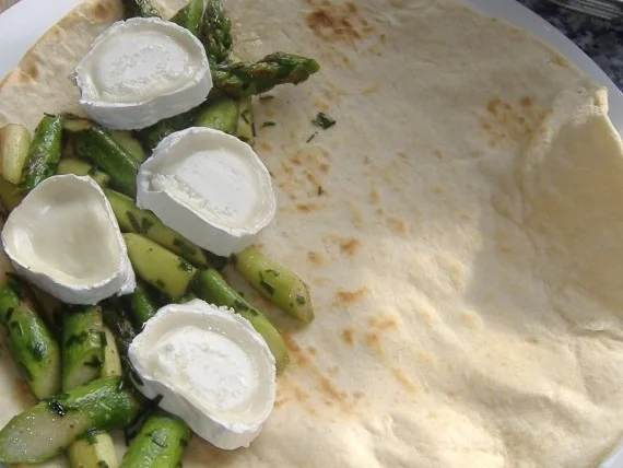 Rezept: Pitta mit grünem Spargel,Coppa,Ziegenkäse und Rucola Bild Nr. 3 Pitta mit grünem Spargel,Coppa,Ziegenkäse und Rucola - Rezept - Bild Nr. 3