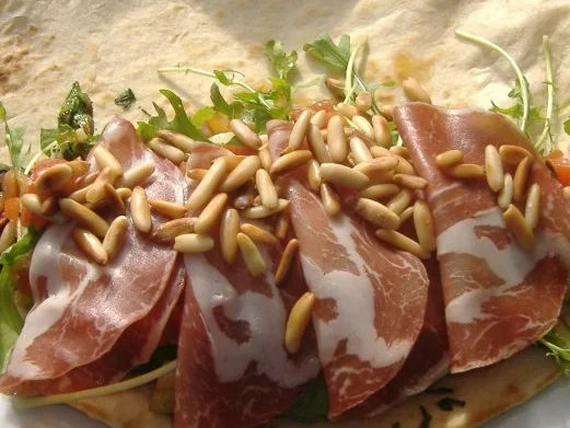 Rezept: Pitta mit grünem Spargel,Coppa,Ziegenkäse und Rucola Bild Nr. 5 Pitta mit grünem Spargel,Coppa,Ziegenkäse und Rucola - Rezept - Bild Nr. 5