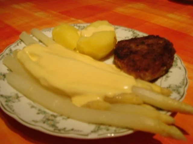 Frischer Spargel mit kleinen Schnitzelchen - Rezept