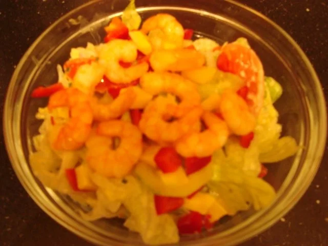 bunter Salat mit Party-Garnelen - Rezept