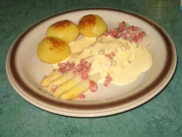 Rezept: Ofenspargel mit Speck an karamellisierten Vanille-Kartöffelchen und Sauce Hollandaise Ofenspargel mit Speck an karamellisierten Vanille-Kartöffelchen und Sauce Hollandaise - Rezept