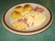 Rezept: Ofenspargel mit Speck an karamellisierten Vanille-Kartรถffelchen und Sauce Hollandaise Ofenspargel mit Speck an karamellisierten Vanille-Kartรถffelchen und Sauce Hollandaise - Rezept