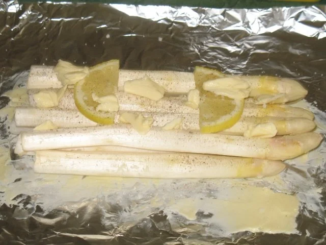 Rezept: Ofenspargel mit Speck an karamellisierten Vanille-Kartöffelchen und Sauce Hollandaise Bild Nr. 4 Ofenspargel mit Speck an karamellisierten Vanille-Kartöffelchen und Sauce Hollandaise - Rezept - Bild Nr. 4