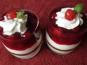 Creme à la Stracciatella mit Kirschgrütze - Rezept