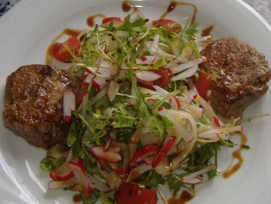 Roher Spargelsalat mit Kalbsmedaillons - Rezept