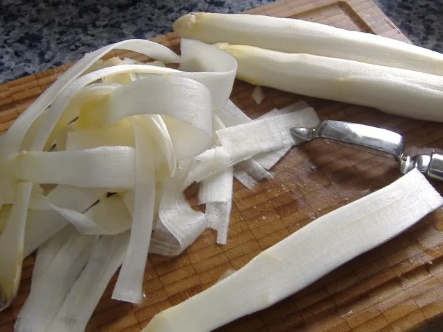 Roher Spargelsalat mit Kalbsmedaillons - Rezept - Bild Nr. 2