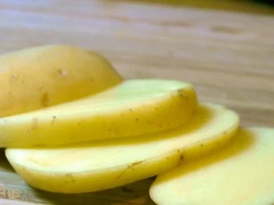 Rezept: Gebackene Kartoffelscheiben mit Knoblauch und Parmesan Bild Nr. 2 Gebackene Kartoffelscheiben mit Knoblauch und Parmesan - Rezept - Bild Nr. 2