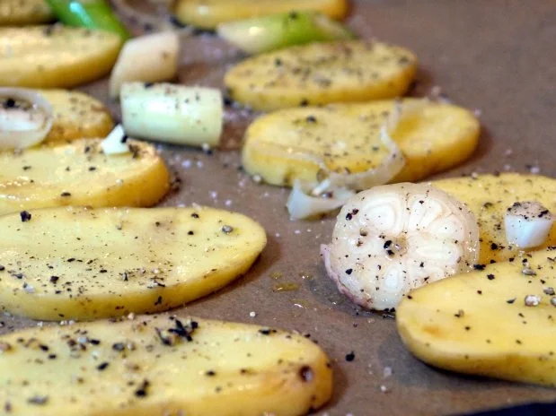 Rezept: Gebackene Kartoffelscheiben mit Knoblauch und Parmesan Bild Nr. 7 Gebackene Kartoffelscheiben mit Knoblauch und Parmesan - Rezept - Bild Nr. 7