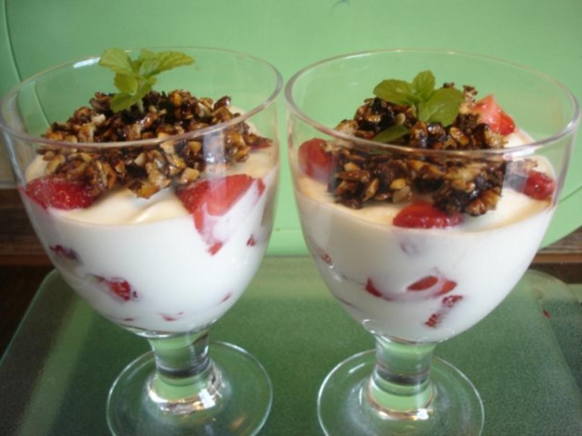 Erdbeer-Jogurt-Becher mit karamellisierten Mandeln, Haselnüssen und Sonnenblumenkernen - Rezept