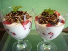 Erdbeer-Jogurt-Becher mit karamellisierten Mandeln, Haselnüssen und Sonnenblumenkernen - Rezept