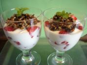 Erdbeer-Jogurt-Becher mit karamellisierten Mandeln, Haselnüssen und Sonnenblumenkernen - Rezept
