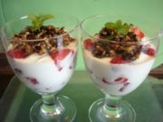 Erdbeer-Jogurt-Becher mit karamellisierten Mandeln, Haselnüssen und Sonnenblumenkernen - Rezept