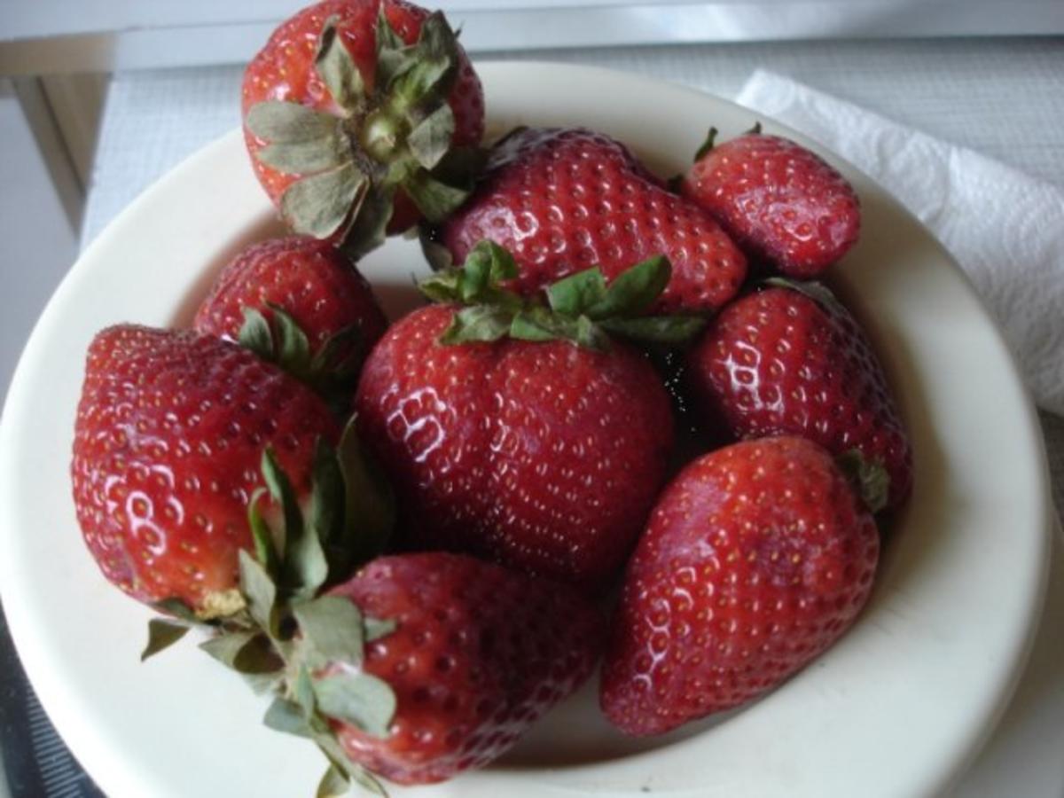 Erdbeer-Jogurt-Becher mit karamellisierten Mandeln, Haselnüssen und Sonnenblumenkernen - Rezept - Bild Nr. 2