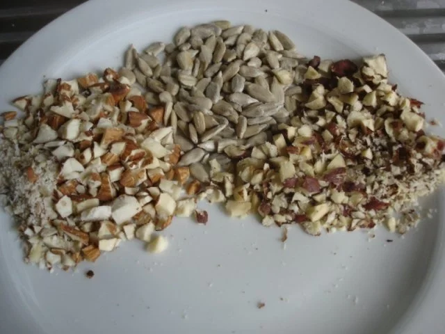 Erdbeer-Jogurt-Becher mit karamellisierten Mandeln, Haselnüssen und Sonnenblumenkernen - Rezept - Bild Nr. 4