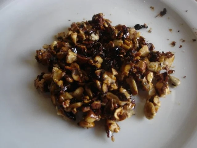 Erdbeer-Jogurt-Becher mit karamellisierten Mandeln, Haselnüssen und Sonnenblumenkernen - Rezept - Bild Nr. 7