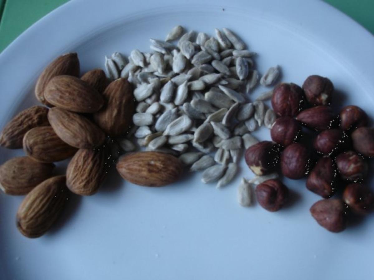 Erdbeer-Jogurt-Becher mit karamellisierten Mandeln, Haselnüssen und Sonnenblumenkernen - Rezept - Bild Nr. 3