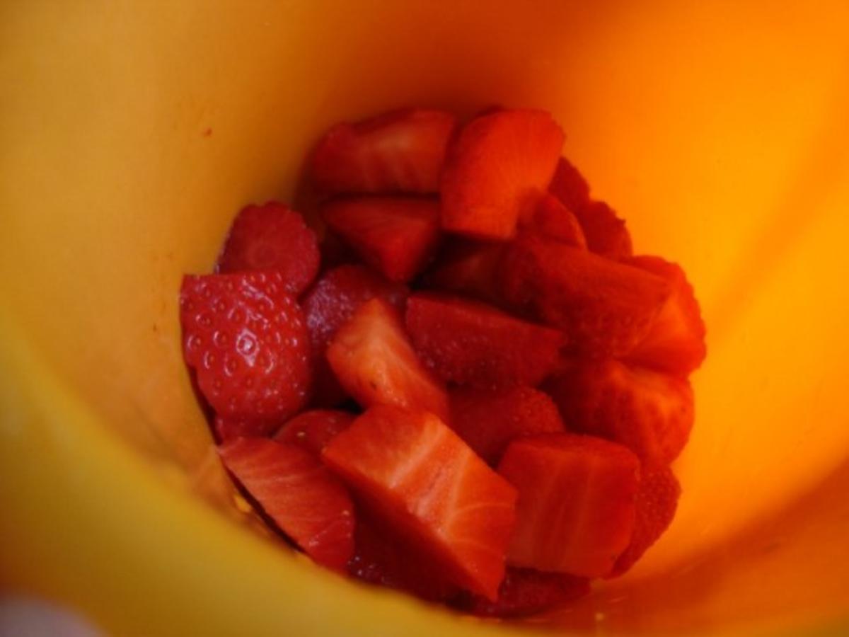 Erdbeer-Jogurt-Becher mit karamellisierten Mandeln, Haselnüssen und Sonnenblumenkernen - Rezept - Bild Nr. 8