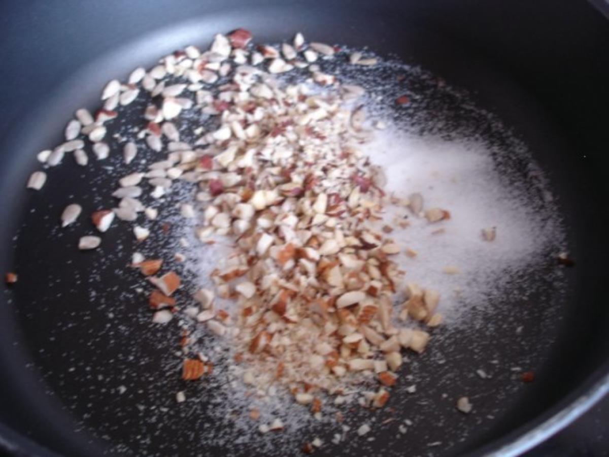 Erdbeer-Jogurt-Becher mit karamellisierten Mandeln, Haselnüssen und Sonnenblumenkernen - Rezept - Bild Nr. 5