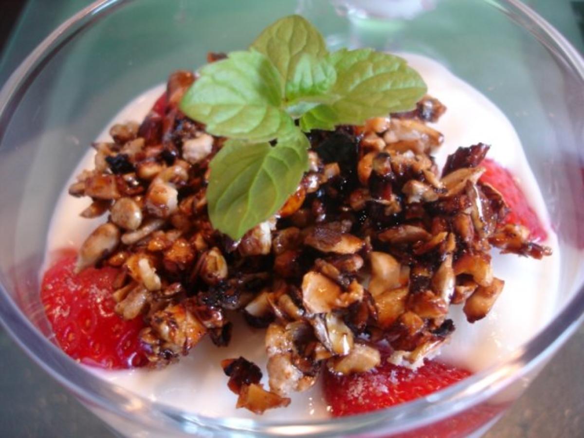 Erdbeer-Jogurt-Becher mit karamellisierten Mandeln, Haselnüssen und Sonnenblumenkernen - Rezept - Bild Nr. 10