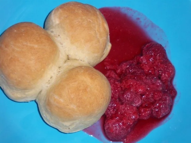 Hefeklöße mit Himbeersoße - Rezept